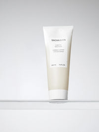 Clarifying Scalp Scrub Lifestyle Image